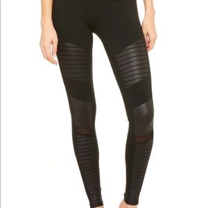 Regular waisted Alo Moto leggings size XS
